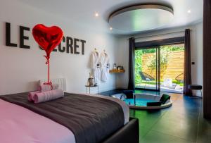 Maisons de vacances Le Secret - Nuit romantique avec Jacuzzi privatif - Champagne offert - Climatisation : photos des chambres