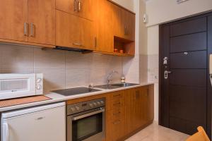 Luxury Coastal Retreat, Mountain View Balcony with Palm Trees & Parking