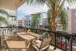 Luxury Coastal Retreat, Mountain View Balcony with Palm Trees & Parking