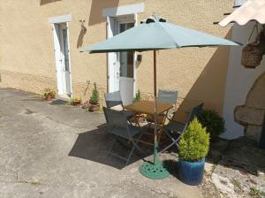 Maisons de vacances Colourful well equipped 2-Bed House in Le Vigeant : Maison de Vacances