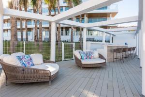 High end large ground floor with luxury private pool and sea views