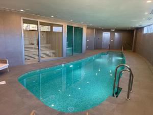 High end large ground floor with luxury private pool and sea views