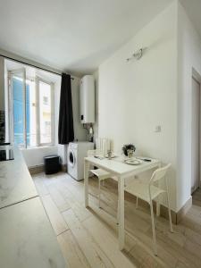 Appartements DnN - Modern chic 1BR # minutes to center Thiers # Wifi, free Netflix and Parking : photos des chambres