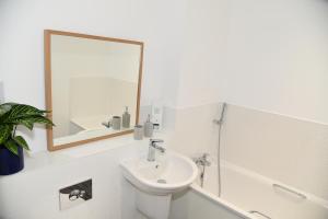 FANTASTIC 2 Dbl Bedroom Apt. FREE off-road parking