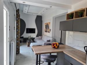 Jenny's Dream Home -Acropolis Lux 2 Bedroom Apt, with Hot Tub, free Netflix, fast Wifi