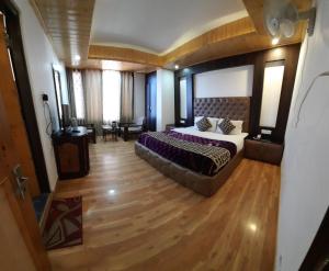 Hotel Lords Regency - Connected to Mall Road