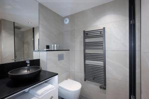 Appart'hotels Le Roc Des Tours : Appartement 3 Chambres avec Accès Spa (8 Adultes)