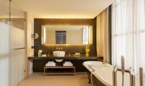Hotels InterContinental Marseille - Hotel Dieu by IHG : Chambre Lit King-Size Premium - Vue sur Église