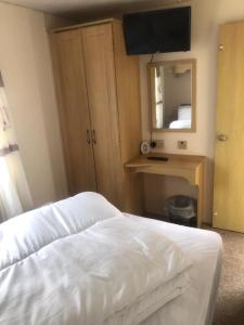 A4 THE CHASE 6 Berth Pet Friendly Caravan With Decking