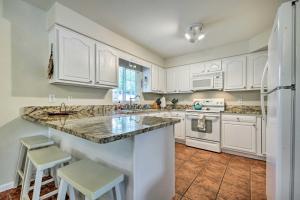 2 Decks, Dock, Fire Pit! Waterfront Lake Ozark Gem