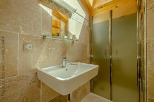 B&B / Chambres d'hotes Chalet aux 3 biches : Chambre Triple avec Salle de Bains Privative