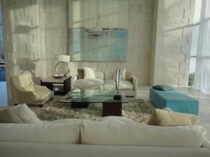 Beautiful 3 bedroom, fully furnished, on the beach