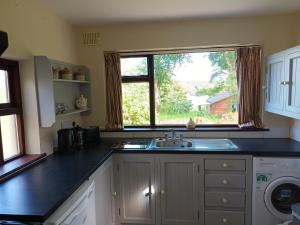 Sea View 1-Bed Cottage Sleeps 2 w Private Garden