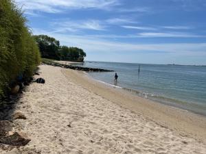 Maisons de vacances GITE LA REVILLAISE - partenaire BOOKIPLY - avec Grand jardin clos et a proximite des petites plages, d'une borne de recharge electrique, de petits commerces puis de St Vaast la Hougue : photos des chambres