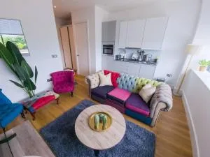 Page 256 by JA'MO with Free Parking - Farnham Royal