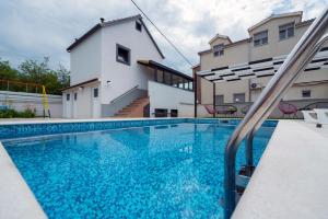 Luxury with gallery, heated pool only for you-KLIS CRO