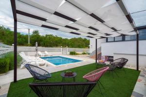 Luxury with gallery, heated pool only for you-KLIS CRO