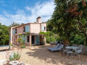 Maisons de vacances Serene holiday home in Pignans with private pool : photos des chambres