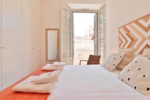 C74 - Marvelous 3 Bedroom Apartment In Historical