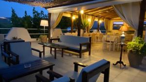 Arion Stables & Apartments