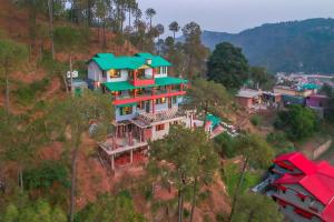 StayVista at Cecil Cottages 8BR with Hill view, BBQ, Bonfire at Kasauli
