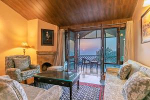 StayVista at Cecil Cottages 8BR with Hill view, BBQ, Bonfire at Kasauli