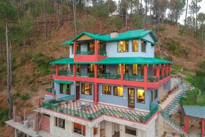 StayVista at Cecil Cottages Hill view 8BR, 6BR, 4BR, 2BR in Barog with Barbeque