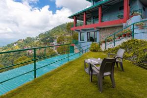 StayVista at Cecil Cottages with Barbeque, Hill View