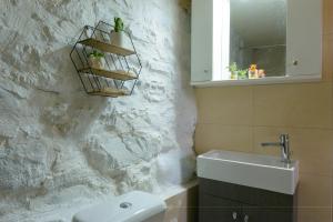 Platipodi stone house