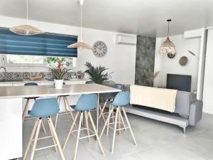 Maisons de vacances Maison charmante a Neoules avec piscine privee : photos des chambres