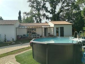Maisons de vacances Maison charmante a Neoules avec piscine privee : photos des chambres