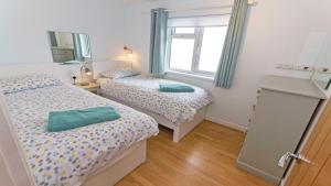 Swallows Croyde - Open plan beach chalet & close proximity to the beach - Sleeps 6