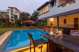 Sunshine Bloom by StayVista - Your Oasis with Pool, Lawn, Gazebo, and Poker Table - Khopoli