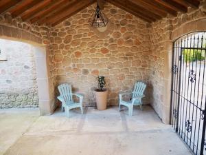 Maisons de vacances Captivating 2-Bed, 1 bath Cottage, Private Garden & Shared Pool in Sauve : photos des chambres