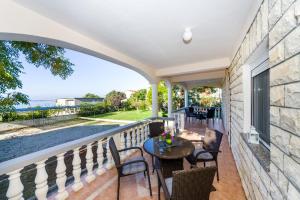 Apartment Vrsi at the Beach