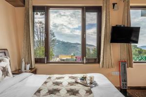StayVista at Cecil Cottages 8BR with Hill view, BBQ, Bonfire at Kasauli