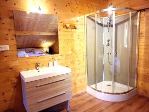 Chalets ⁂⁂ LE NID DE PIERRE & JULIE [CLEDICIHOME] 2 pas du centre ville / SPA & TERASSE AMENAGEE ⁂⁂ : photos des chambres