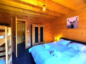 Chalets ⁂⁂ LE NID DE PIERRE & JULIE [CLEDICIHOME] 2 pas du centre ville / SPA & TERASSE AMENAGEE ⁂⁂ : photos des chambres