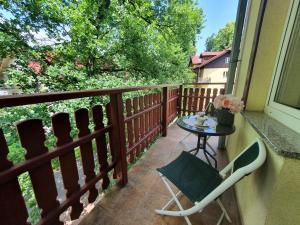 Apartamenty Sun&Fun Rezydencja Pod Dębami Nad Łomnicą 1B i 2B- blisko centrum, dworca PKP, sklepów w otoczeniu zieleni