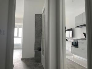 Cozy 2-Room Penthouse Lakeview W14