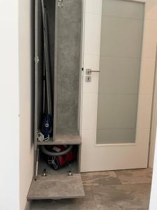 Cozy 2-Room Penthouse Lakeview W14