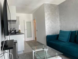 Cozy 2-Room Penthouse Lakeview W14