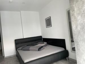 Cozy 2-Room Penthouse Lakeview W14