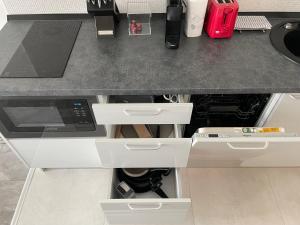 Cozy 2-Room Penthouse Lakeview W14