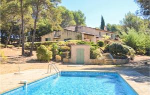 Maisons de vacances Beautiful home in La Tour DAigues with 4 Bedrooms, WiFi and Outdoor swimming pool : photos des chambres