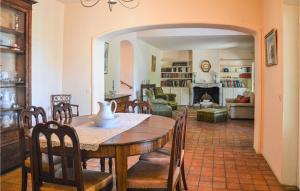 Maisons de vacances Beautiful home in La Tour DAigues with 4 Bedrooms, WiFi and Outdoor swimming pool : photos des chambres