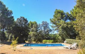 Maisons de vacances Beautiful home in La Tour DAigues with 4 Bedrooms, WiFi and Outdoor swimming pool : photos des chambres