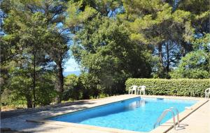 Maisons de vacances Beautiful home in La Tour DAigues with 4 Bedrooms, WiFi and Outdoor swimming pool : photos des chambres