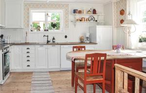 Cozy Home In Lesjöfors With Kitchen