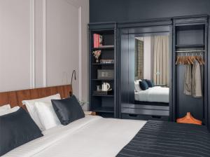 Signature Room with One King Bed room in Millennium Hotel Paris Opera